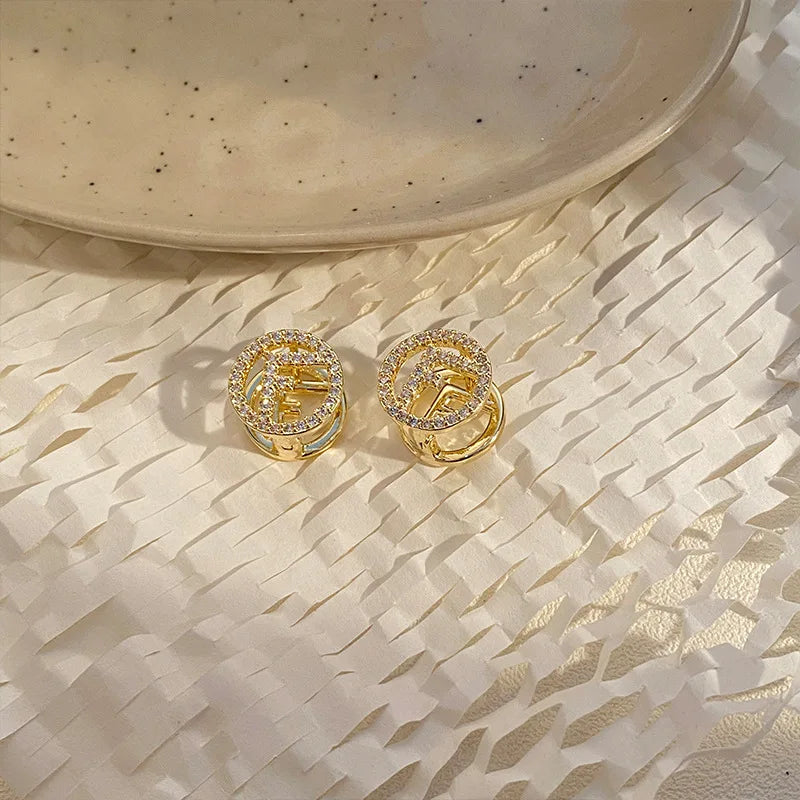 New Fashionable Earrings A Super-shiny Ear Clasp, Simple Round Shape, and Compact Size